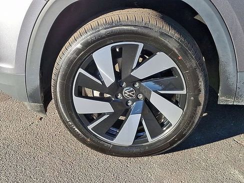 Used 2024 Volkswagen Atlas Cross Sport SE image 8