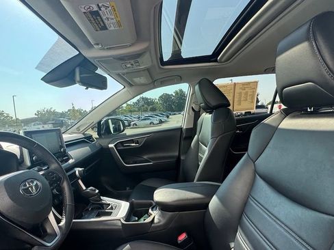 Used 2019 Toyota RAV4 Limited FWD image 19