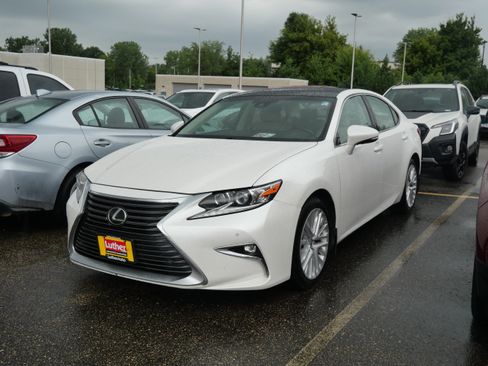 Used 2018 Lexus ES 350 w/ Luxury Package w/Wood Trim FWD image 3
