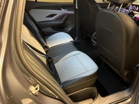 Certified 2025 Volkswagen Tiguan SE FWD image 13