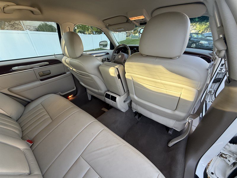 Used 2004 Lincoln Town Car Signature RWD image 16