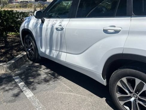 Used 2023 Toyota Highlander XLE AWD/4WD image 8