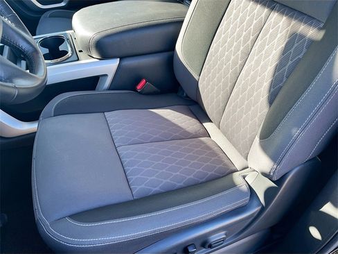 Used 2024 Nissan Titan SV w/ SV Convenience Package image 18