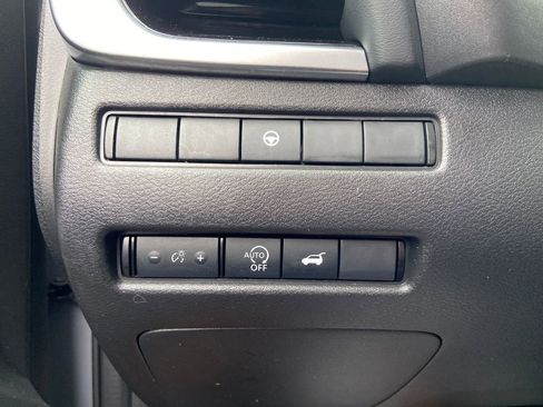 Used 2024 Nissan Rogue SL AWD/4WD image 31