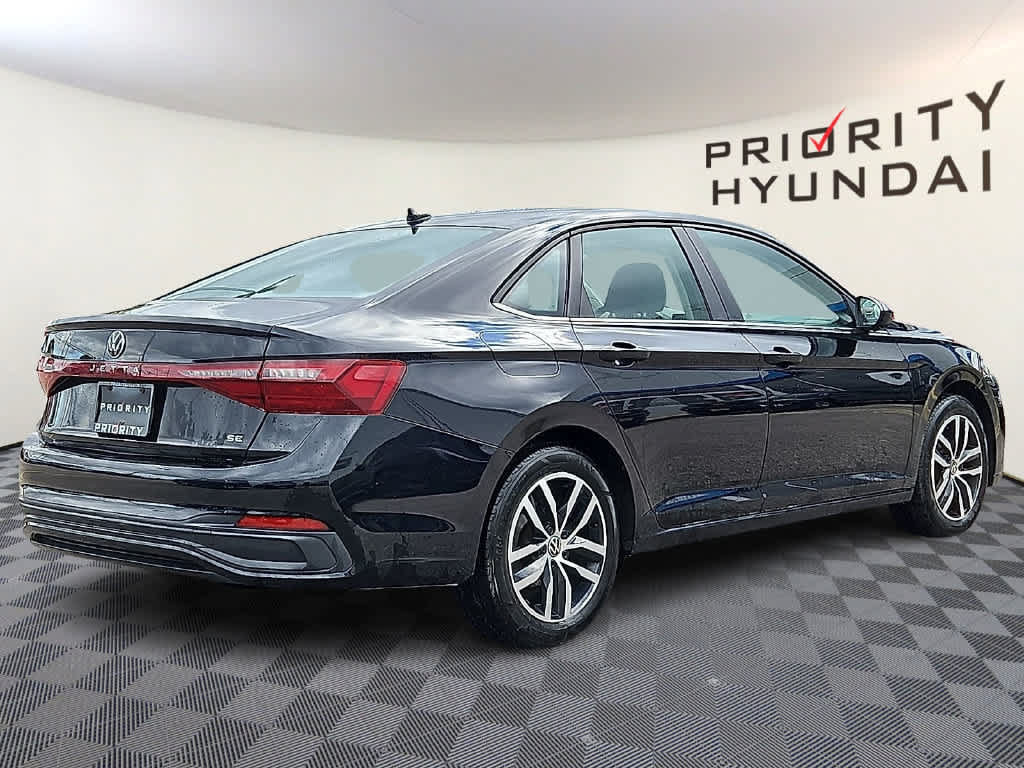 Used 2025 Volkswagen Jetta SE FWD image 4