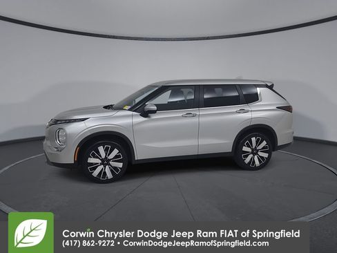 Used 2025 Mitsubishi Outlander SE image 8