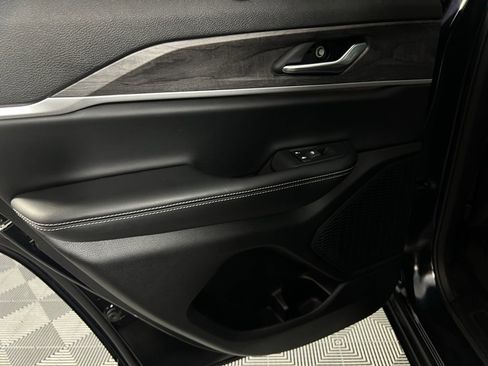 Used 2024 Jeep Grand Cherokee Limited w/ Luxury Tech Group II image 28