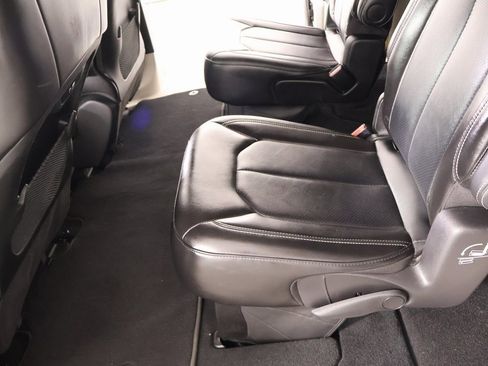 Used 2024 Chrysler Pacifica Touring-L image 12