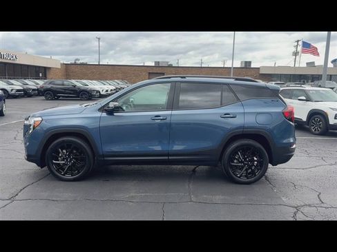 Used 2024 GMC Terrain SLE w/ Driver Convenience Package FWD image 5