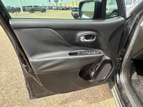 Used 2018 Jeep Renegade Altitude FWD image 10
