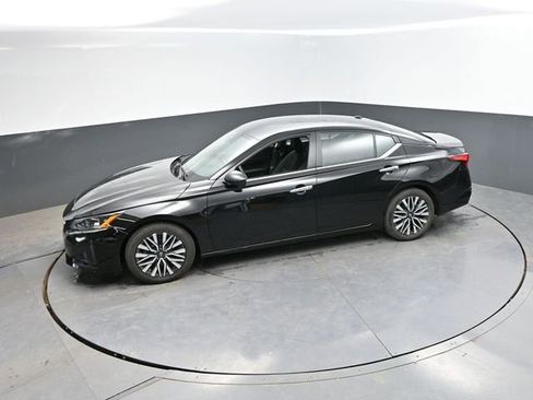 Used 2025 Nissan Altima 2.5 SV FWD image 36