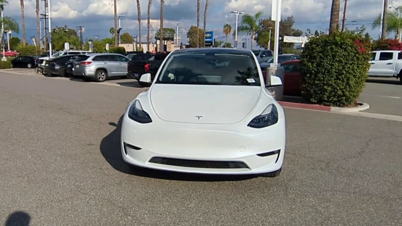 Used 2023 Tesla Model Y Long Range AWD/4WD image 3