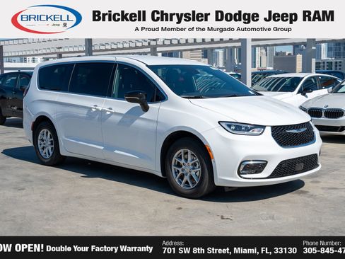 New 2026 Chrysler Pacifica Select image 3