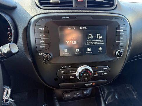 Used 2019 Kia Soul + image 12