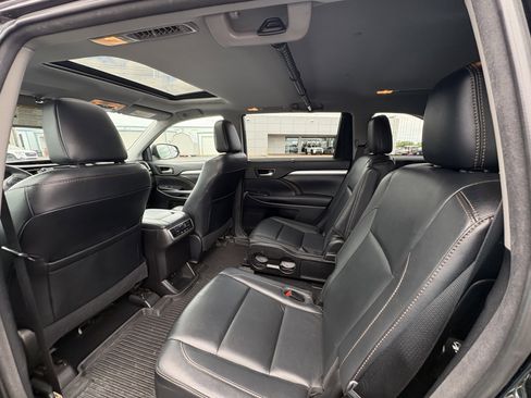Used 2018 Toyota Highlander XLE AWD/4WD image 9