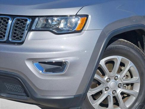 Used 2021 Jeep Grand Cherokee Laredo image 4