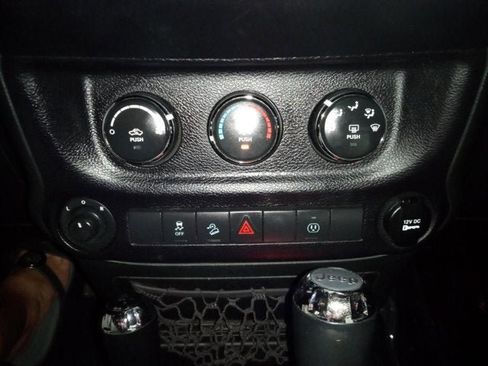 Used 2017 Jeep Wrangler Unlimited Sahara w/ Connectivity Group AWD/4WD image 14