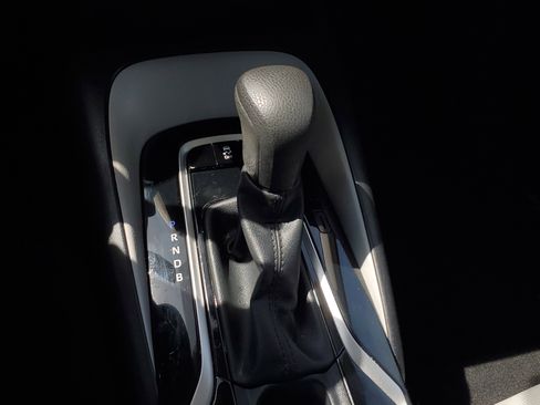 Used 2021 Toyota Corolla LE image 27