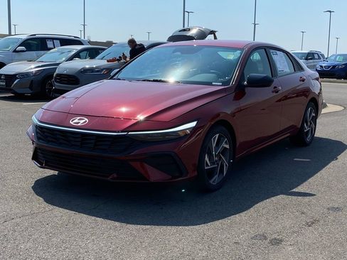 Used 2025 Hyundai Elantra Sport FWD image 3
