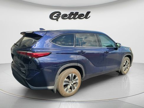 Used 2021 Toyota Highlander XLE AWD/4WD image 3
