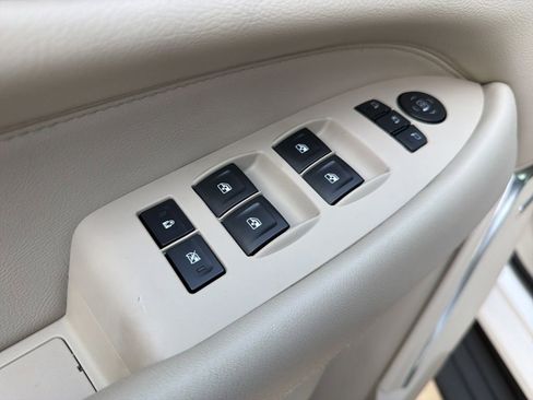 Used 2018 Cadillac Escalade Luxury AWD/4WD image 16
