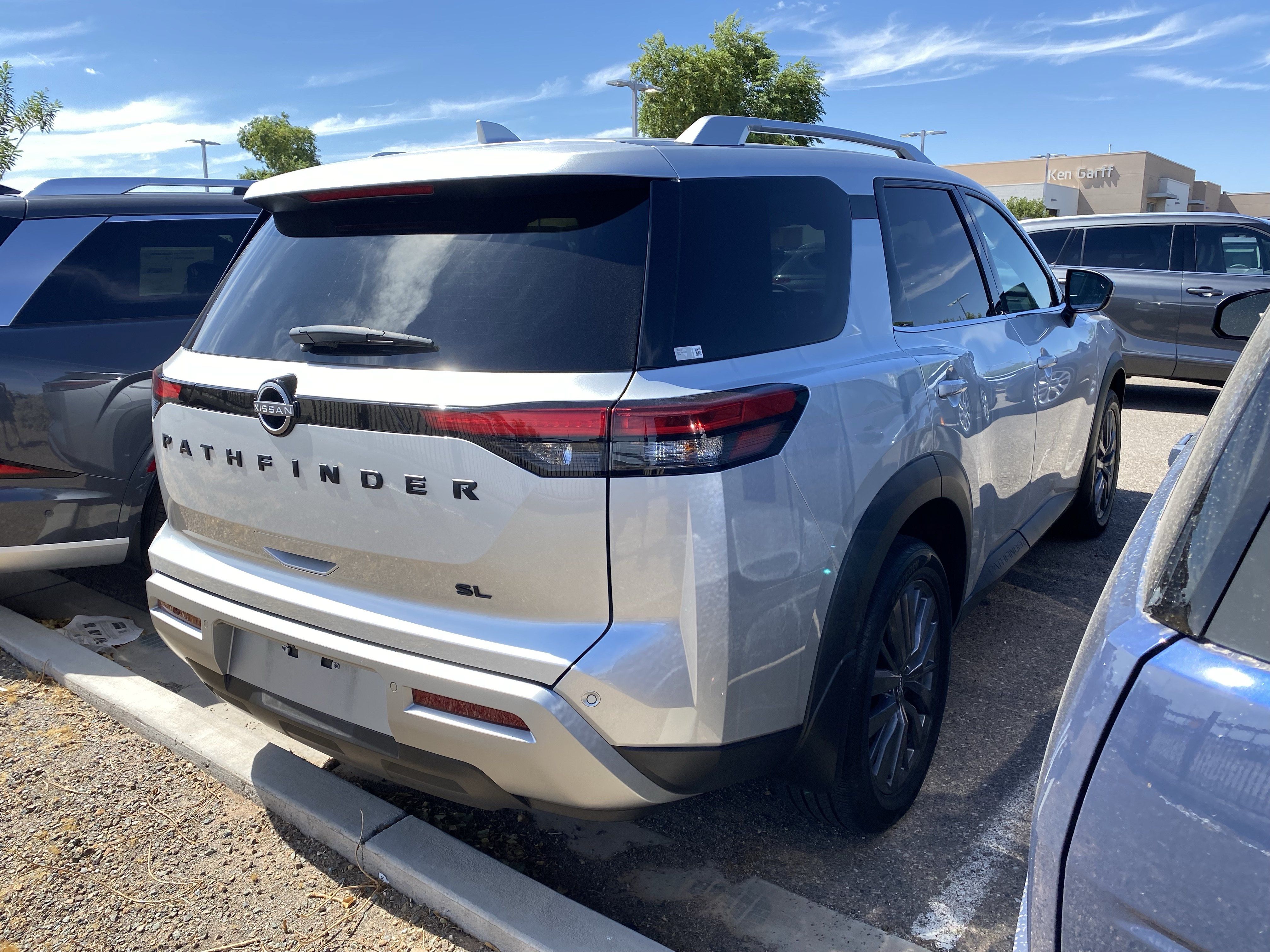 Used 2024 Nissan Pathfinder SL w/ SL Premium Package FWD image 2