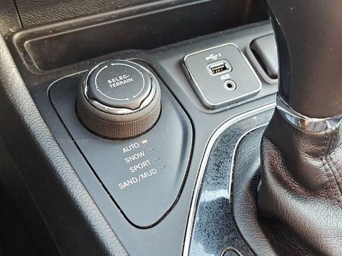 Used 2021 Jeep Cherokee Latitude Plus image 40