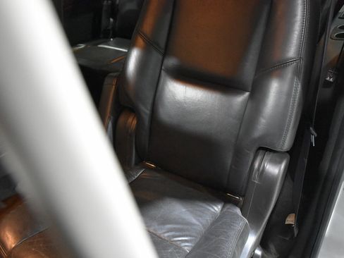 Used 2011 Cadillac Escalade ESV Premium image 35