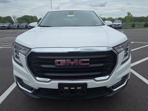 Used 2024 GMC Terrain SLE AWD/4WD image 3