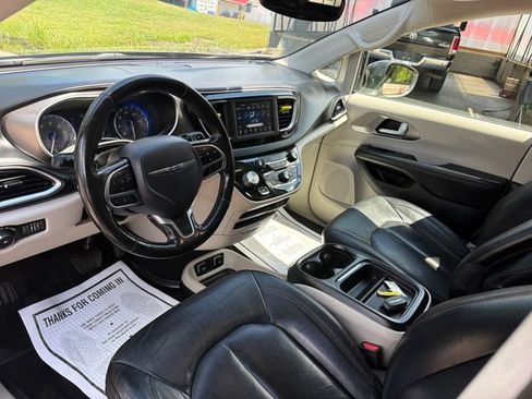 Used 2020 Chrysler Pacifica Touring-L FWD image 13