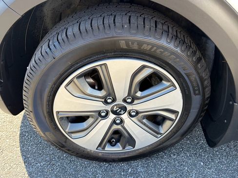 Used 2019 Kia Niro EX image 3