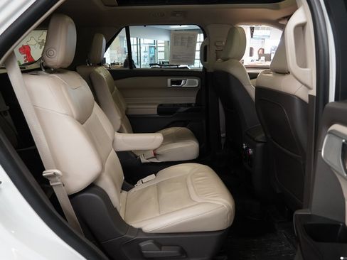 Used 2020 Ford Explorer Platinum w/ Premium Technology Package image 31