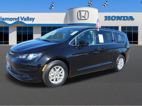 Used 2024 Chrysler Voyager LX image 3