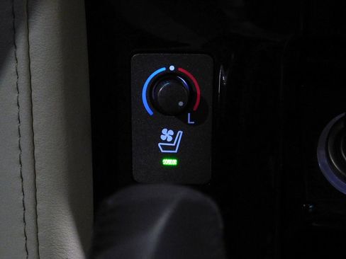 Used 2013 Lexus LX 570 4WD w/ Luxury Pkg w/Pre-crash image 50