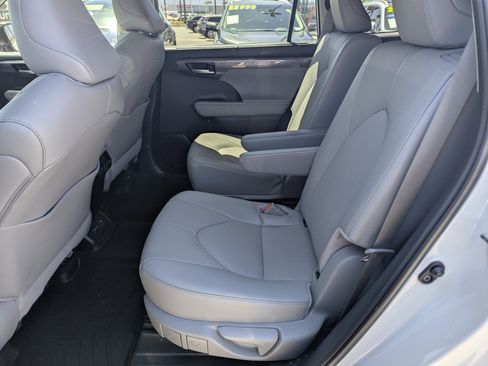Used 2024 Toyota Highlander Limited FWD image 8
