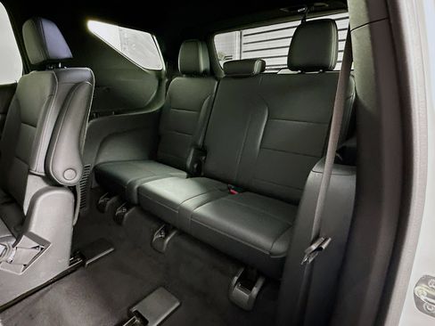 Used 2025 Chevrolet Traverse LT FWD image 29