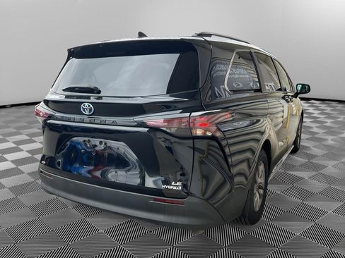 Used 2024 Toyota Sienna LE AWD/4WD image 4