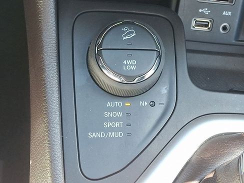 Used 2017 Jeep Cherokee Overland w/ Technology Group AWD/4WD image 24