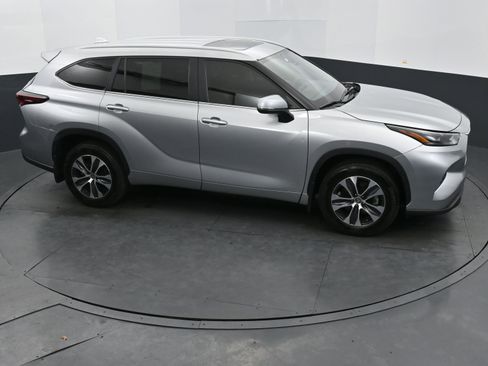 Used 2024 Toyota Highlander XLE image 33