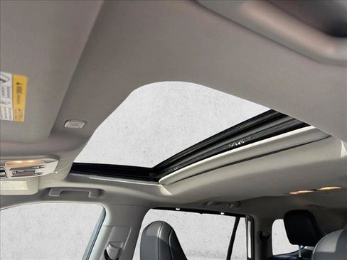Used 2024 Toyota Highlander XLE FWD image 17