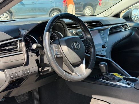 Used 2018 Toyota Camry XLE image 19