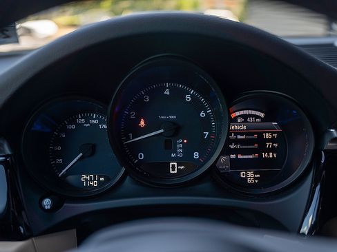 Certified 2026 Porsche Macan AWD/4WD image 9