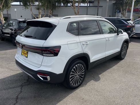 New 2025 Volkswagen Taos SE image 4