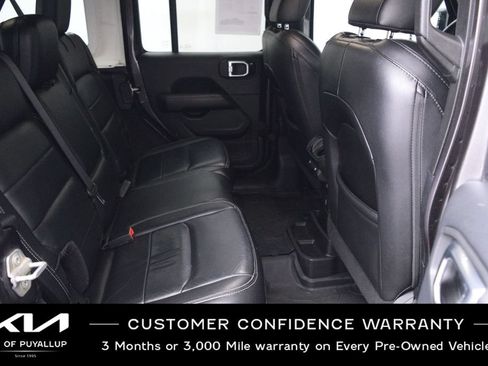 Used 2018 Jeep Wrangler Unlimited Sahara AWD/4WD image 15