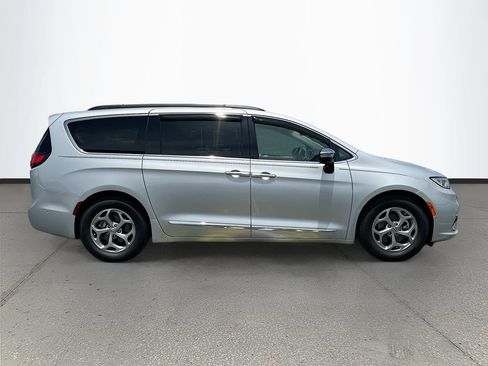 Used 2023 Chrysler Pacifica Limited FWD image 8