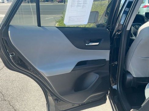 Used 2023 Toyota Venza LE image 7