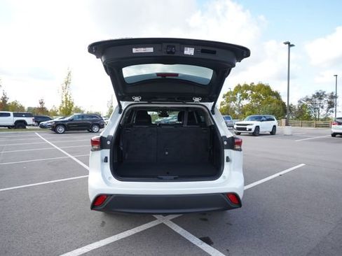 Used 2024 Toyota Highlander LE image 18