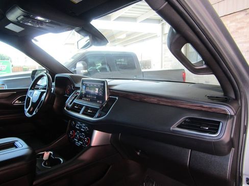 Used 2021 Chevrolet Suburban LT w/ Luxury Package RWD image 11
