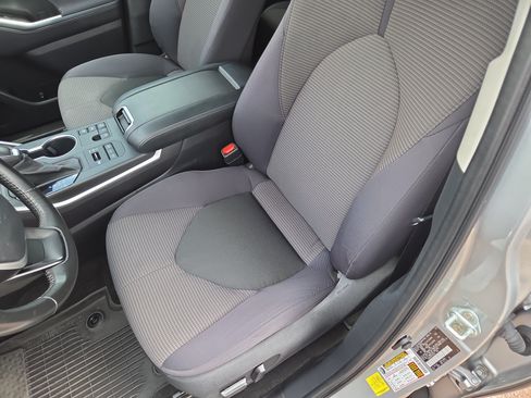 Used 2023 Toyota Highlander LE AWD/4WD image 13