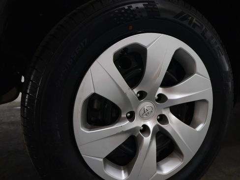 Used 2022 Toyota RAV4 LE FWD image 32